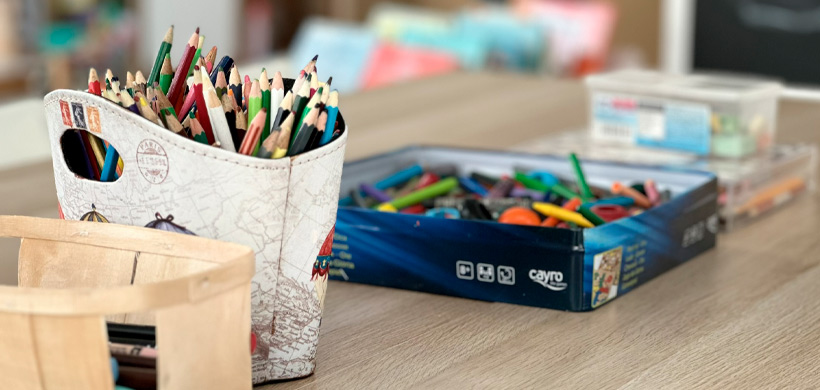 Cajas con lápices de colores usados en los talleres del Centro Emociones, de la pedagoga Antonia Trujillo